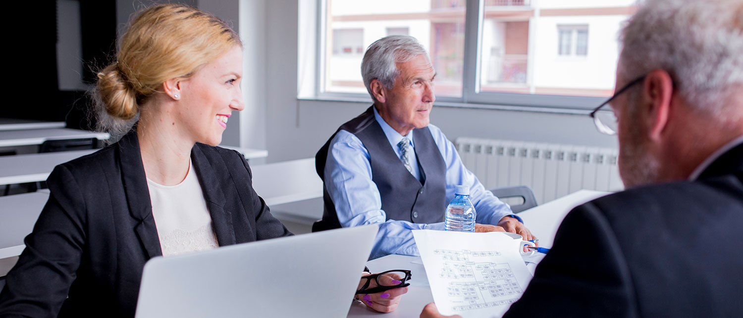 Государственным и муниципальным служащим